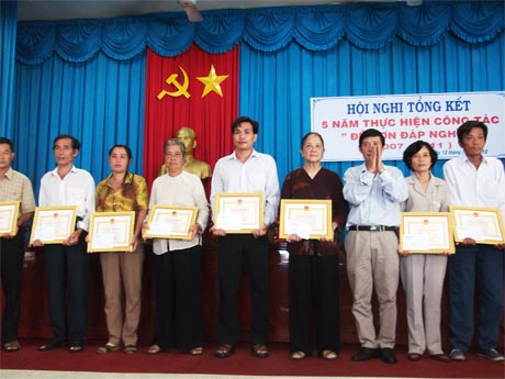 Bà Võ Thị Phụng (thứ 5 từ trái sang) được tuyên dương, khen thưởng.