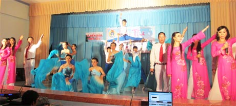 Tiết mục ca múa “Huyền tích Trường Sa”, tác giả Nguyễn Đức Thịnh,  dàn dựng: Thanh Hiền của đơn vị TX. Gò Công đoạt giải A.