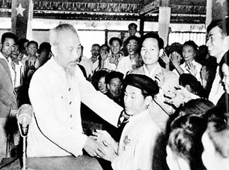 Bác Hồ thăm hỏi chiến sĩ thi đua Phạm Trung Pồn, bị mù cả hai mắt nhưng đã có nhiều sáng kiến cải tiến nông cụ. Ảnh: TƯ LIỆU
