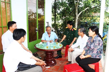 Lãnh đạo và y - bác sĩ Bộ Chỉ huy Quân sự tỉnh thăm hỏi, chăm sóc sức khỏe gia đình chính sách. 