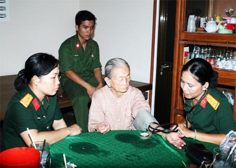 Chăm lo sức khỏe cho gia đình chính sách.
