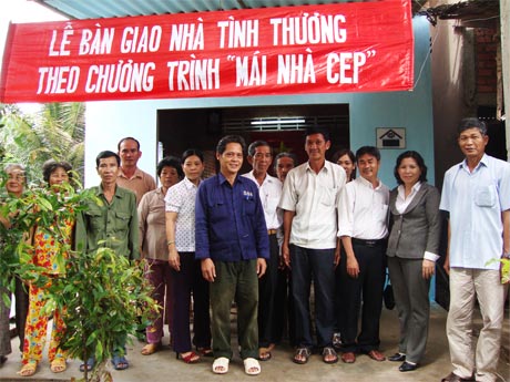 Trao mái ấm CEP cho thành viên có hoàn cảnh khó khăn về nhà ở.