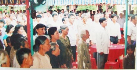 Đông đảo người dân đến dự lễ giỗ liệt sĩ.