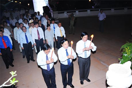 Lãnh đạo tỉnh thắp hương tưởng niệm tại tượng đài liệt sĩ.