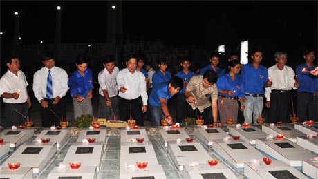 Lãnh đạo tỉnh cùng đoàn viên, thanh niên thắp nến tri ân liệt sĩ.