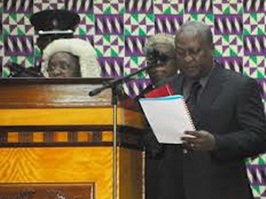 Ông John Dramani Mahama tuyên thệ nhậm chức trước Chánh án Georgina Theodora Wood. (Nguồn: ghananewsagency.org)