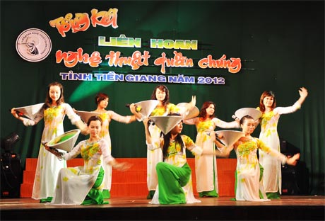 Tốp ca nữ (Châu Thành) “Đẹp lắm Tiền Giang”, sáng tác Đức Phú.