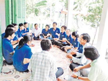 Sinh viên ca hát tại nhà của chú Tám.