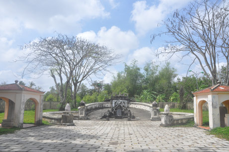 Khu mộ Đức Quốc Công Phạm Đăng Hưng