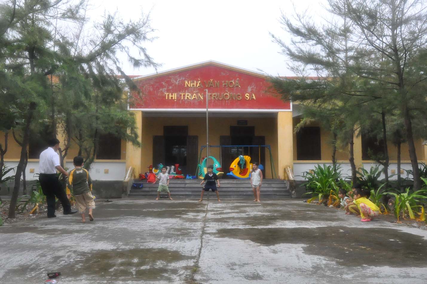 Quần đảo Hoàng Sa, Trường Sa trên biển Đông thuộc chủ quyền Việt Nam. Trong ảnh: trẻ em vui chơi trên đảo Trường Sa Lớn - Ảnh: Hữu Chí