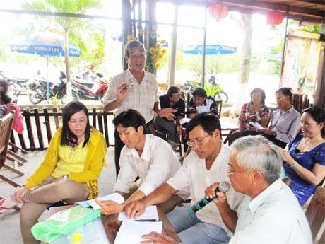 Nghệ nhân Nguyễn Thế Châu (đứng) và học viên trong một buổi học.