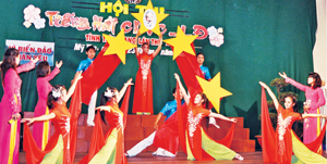 Tiết mục hát múa của LĐLĐ TP. Mỹ Tho “Tổ quốc yêu thương”,  sáng tác Hoàng Việt, biên đạo Công Danh.