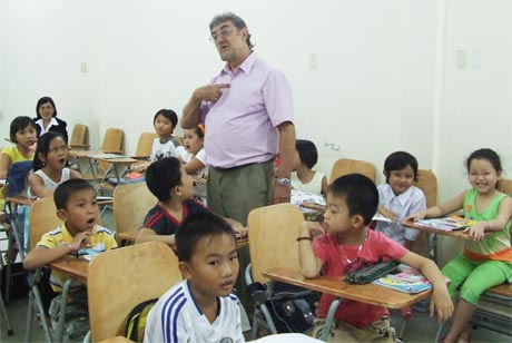 Giáo viên bản ngữ tại một trung tâm ở TP. Mỹ Tho.
