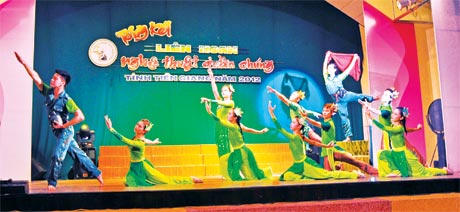 Múa “Tình đồng chí” (TP. Mỹ Tho) gây xúc động người xem trong Liên hoan Nghệ thuật quần chúng.