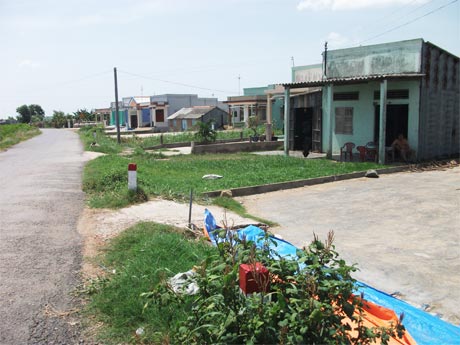 Dãy nhà mới xây của người dân ấp Đèn Đỏ.