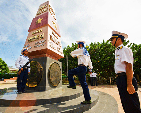 Dưới cột mốc chủ quyền đảo Trường Sa. Ảnh: VŨ ANH TUẤN