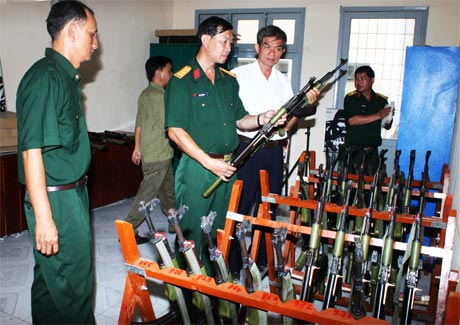 Kiểm tra giáo dục quốc phòng. Ảnh: Lê Tiễn
