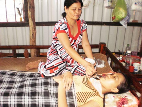 Cháu Phúc nằm bất động một chỗ với khuôn mặt bị biến dạng