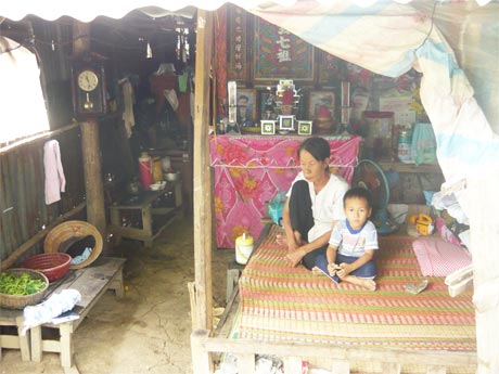 Dì Trinh và đứa cháu ngoại trong căn nhà có nguy cơ sạt lở.