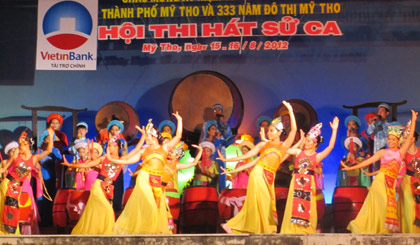 Trường Mẫu giáo Hùng Vương với tiết mục hát múa  “Dòng máu Lạc Hồng”, sáng tác Lê Quang, dàn dựng Ngọc Trinh.