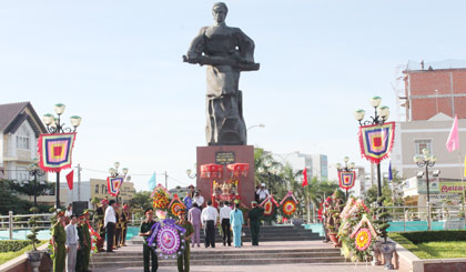 Thấp nhang ở tượng đài Trương Định. Ảnh P.Mai