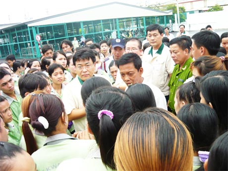 Ban Giám đốc công ty mẹ của Công ty cổ phần TeakWang Vina gặp gỡ, giải đáp thắc mắc của công nhân ngừng việc vào chiều ngày 21-8.