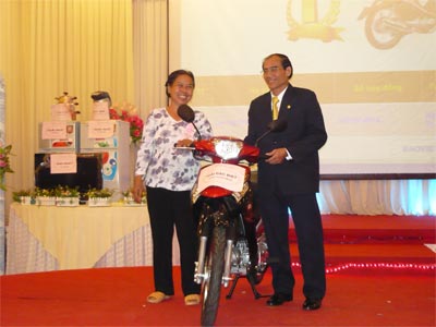 Khách hàng nhận giải đặc biệt từ Chương trình rút thăm trúng thưởng “Mùa hè sôi động”.