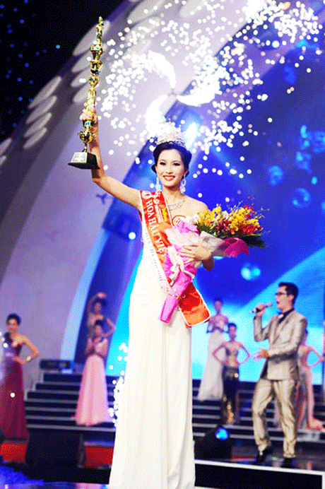 Đặng Thu Thảo trong phút đăng quang.