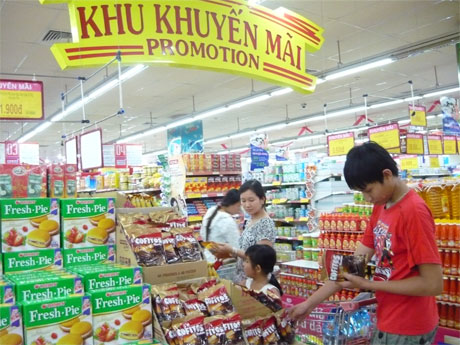 Khách hàng lựa chọn hàng khuyến mãi trong Chương trình “Tự hào hàng Việt 2012” tại Co.op Mart Mỹ Tho.