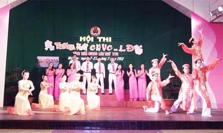 Một tiết mục văn nghệ của CĐCS Trường Đại học Tiền Giang tham gia Hội thi Tiếng hát công nhân, viên chức, lao động tỉnh năm 2012.