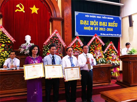 Khen thưởng các tập thể và cá nhân.