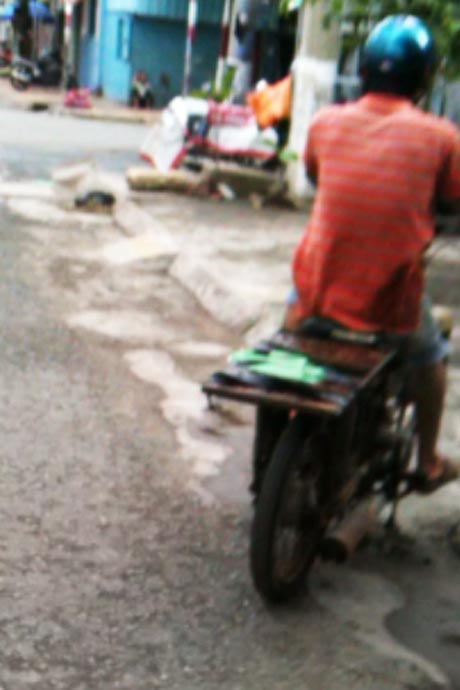“Xe mù, xe nát” không hề có biển kiểm soát và “cộ” hàng trên đường Thủ Khoa Huân.
