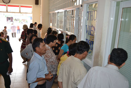 giảm tải bệnh viện tuyến trên, Nâng cao chất lượng khám, chữa bệnh phải tiến hành đồng bộ nhiều biện pháp. Ảnh: Như Lam