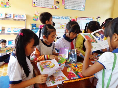 Học sinh đọc sách tại thư viện của trường.