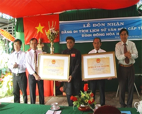Ông Nguyễn Tấn Phong, Phó Giám đốc Sở VH-TT&DL (bên trái) cùng  ông Lê Văn Thuận, Phó Chủ tịch UBND huyện Cái Bè (bên phải) trao Bằng di tích lịch sử - văn hóa cấp tỉnh cho đình Đông Hòa Hiệp và nhà cổ Ba Đức.