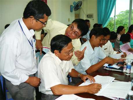Nhân viên của Vina CHG hướng dẫn sử dụng tem điện tử chống hàng giả SMS cho các đại biểu tham dự hội thảo.