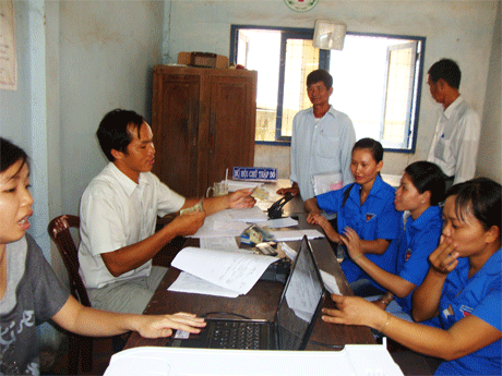 Giải ngân vốn cho đoàn viên, thanh niên xã Yên Luông.