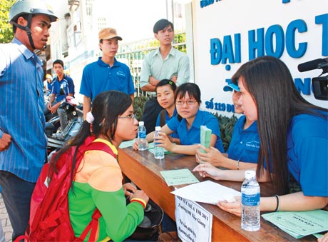 Sinh viên tình nguyện Trường Đại học Tiền Giang với Chương trình “Tiếp sức mùa thi”. Ảnh: P.M