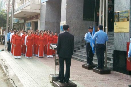 Buổi chào cờ và hát Quốc ca tại Chi nhánh Ngân hàng Sacombank.