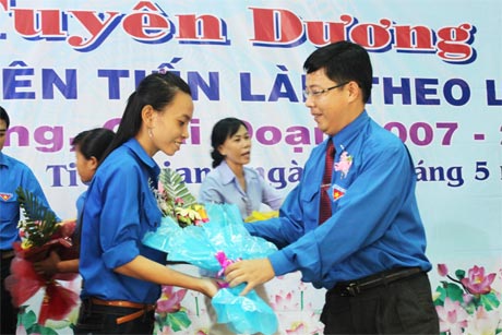 Tuyên dương cán bộ Đoàn tiên tiến  làm theo lời Bác.