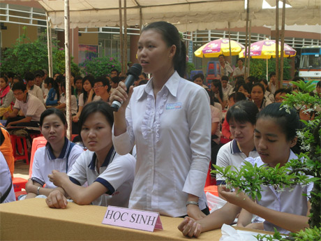 Học sinh tham gia tư vấn tuyển sinh. Ảnh: Minh Châu