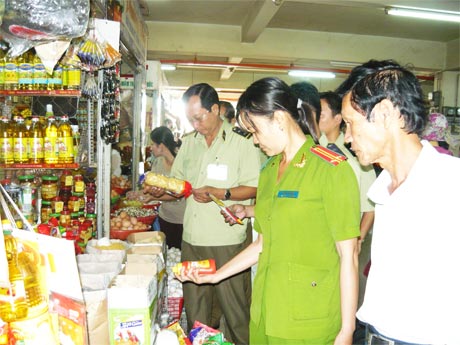 Lực lượng quản lý thị trường kiểm tra hàng hóa tại chợ Mỹ Tho.