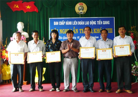 Các tập thể nhận Bằng khen của LĐLĐ tỉnh về thành tích thực hiện Nghị  quyết 20-NQ/TW.