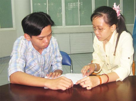 Hai chị em Kim Ngân ôn bài tại Thư Quán của nhà trường.
