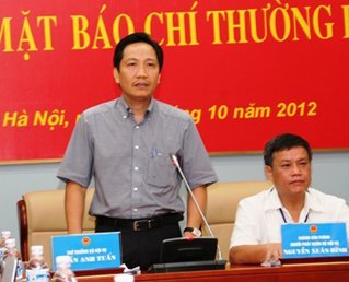 Thứ trưởng Bộ Nội vụ Trần Anh Tuấn (trái): Vấn đề là phải chọn được người có năng lực. Ảnh: Cổng TTĐT Chính phủ