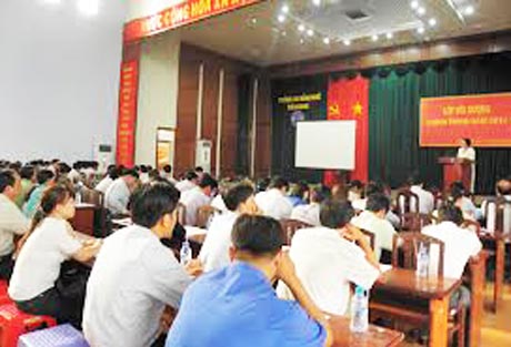 Một lớp bồi dưỡng nghiệp vụ hè cho giáo viên phổ thông.