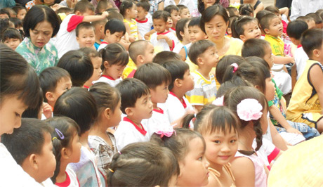 Nhiều bậc phụ huynh chưa quan tâm đến việc làm thẻ BHYT cho con em dưới 6 tuổi.