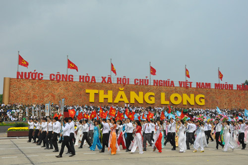 Lực lượng báo chí cách mạng Việt Nam diễu hành trong Đại lễ 1.000 năm Thăng Long-Hà Nội. Ảnh: Hữu Chí
