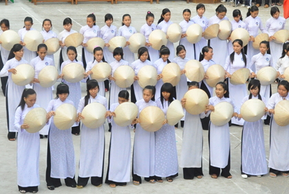 Nữ sinh Trường THPT Chợ Gạo. Ảnh: N.Hữu