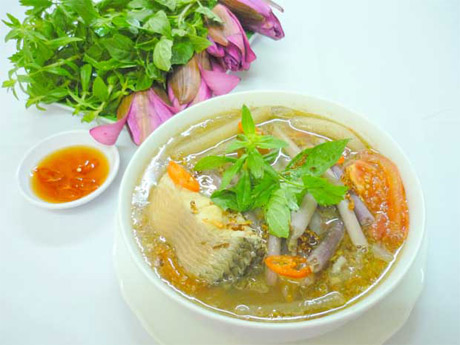 Giã nhuyễn tương hột và kẹo đậu phộng rồi phi với tỏi, sả, ớt thành hỗn hợp xốt nêm vô nước canh.